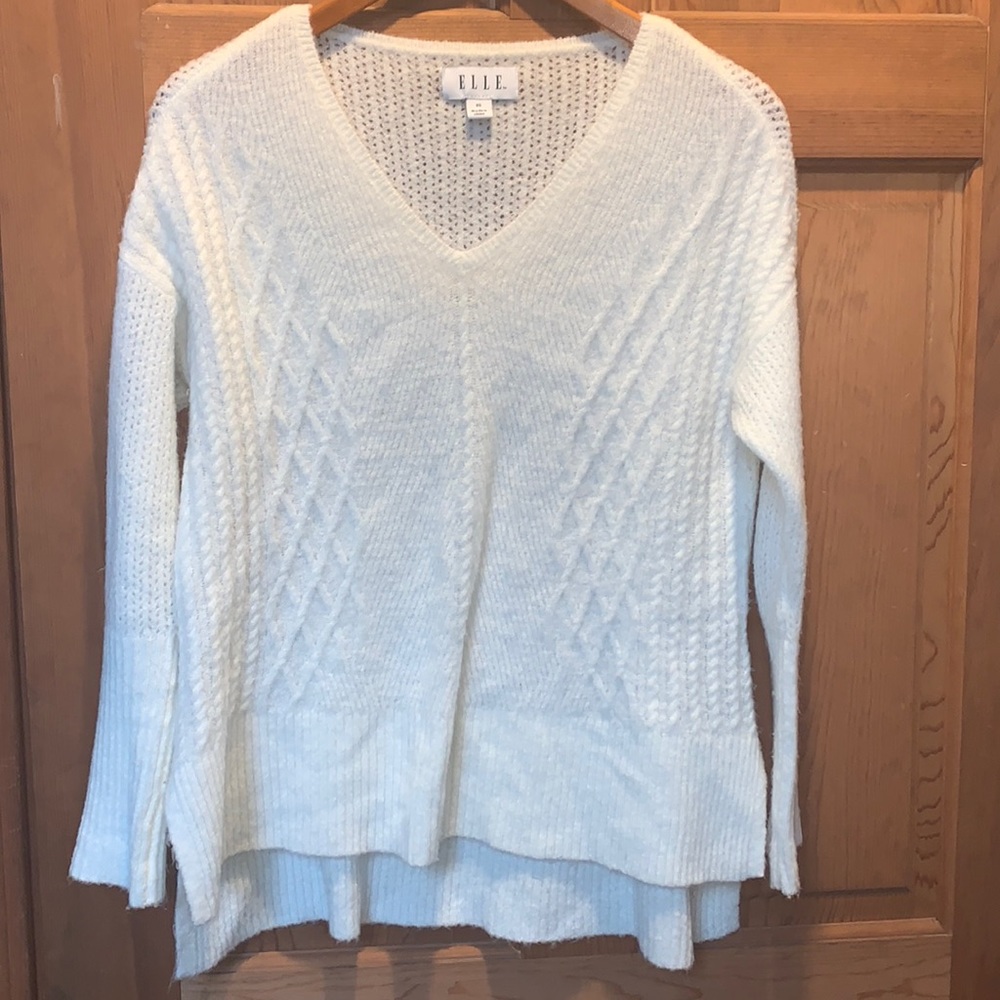 EUC Womens V Neck Elle Sweater Sz XS, White.